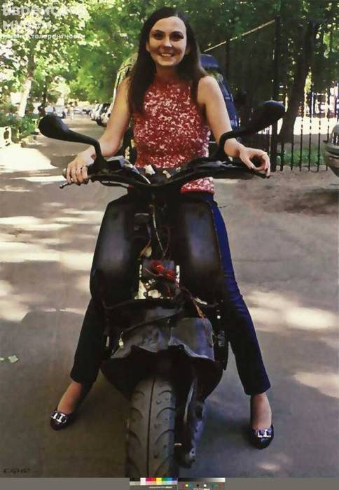 Девушка и мотороллер из цикла «Мой двор», 2012